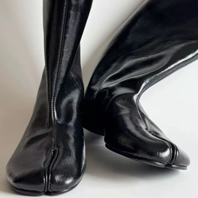 LOR MALE 2026 autumn and winter new style split toe thick heel short boots flat heel horseshoe boots fashionable pig hoof boots