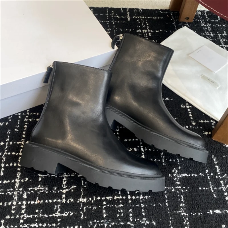 LOR MALE New and nude boots Almond-shaped toe Made of calf leather Features a rubber block heel and lug non-slip sole Tonal zippered leat