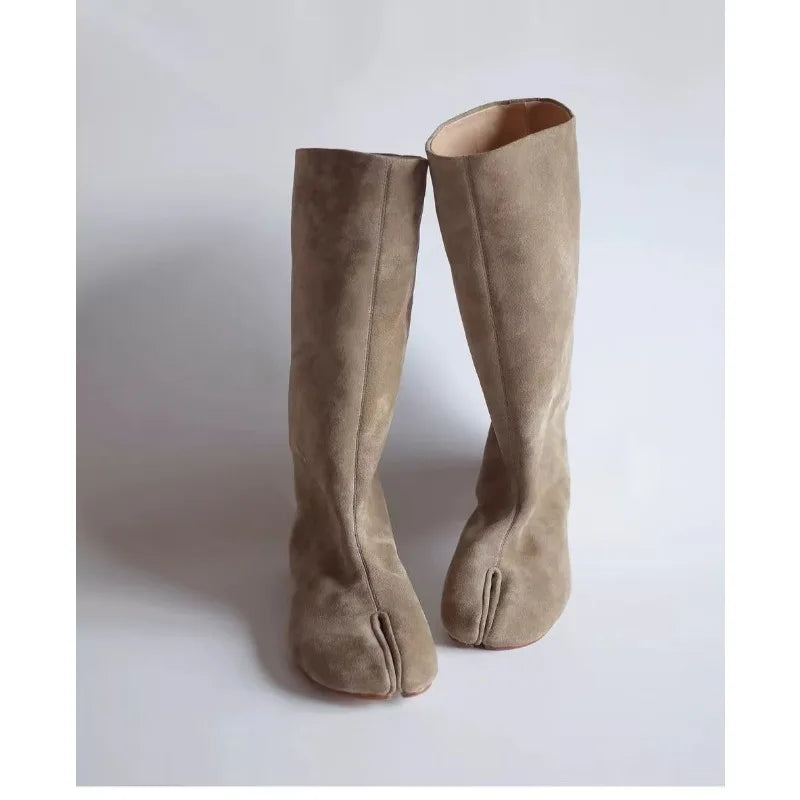 LOR MALE 2026 autumn and winter new style split toe thick heel short boots flat heel horseshoe boots fashionable pig hoof boots