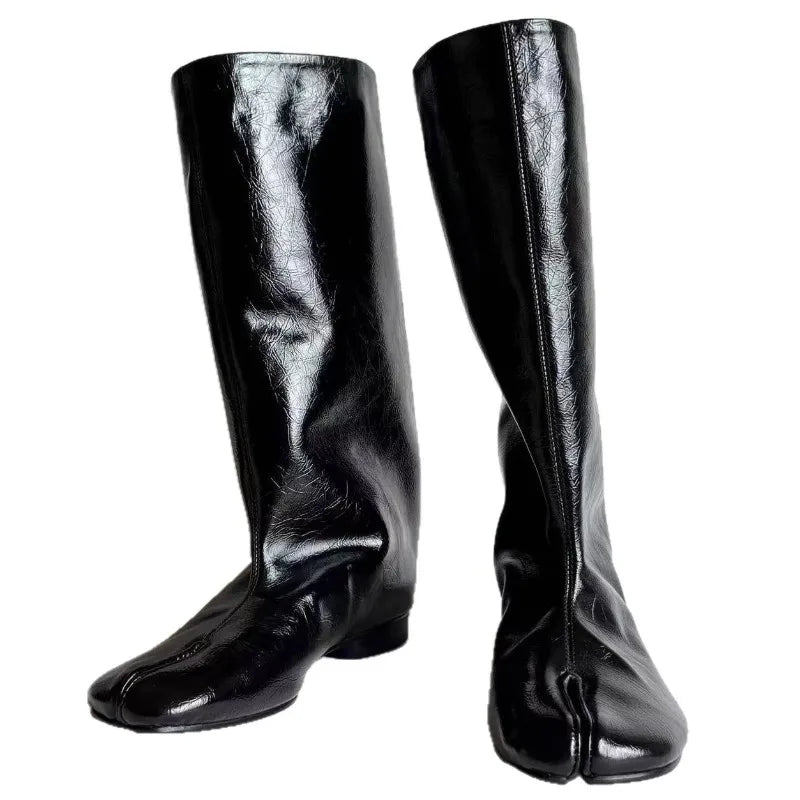 LOR MALE 2026 autumn and winter new style split toe thick heel short boots flat heel horseshoe boots fashionable pig hoof boots