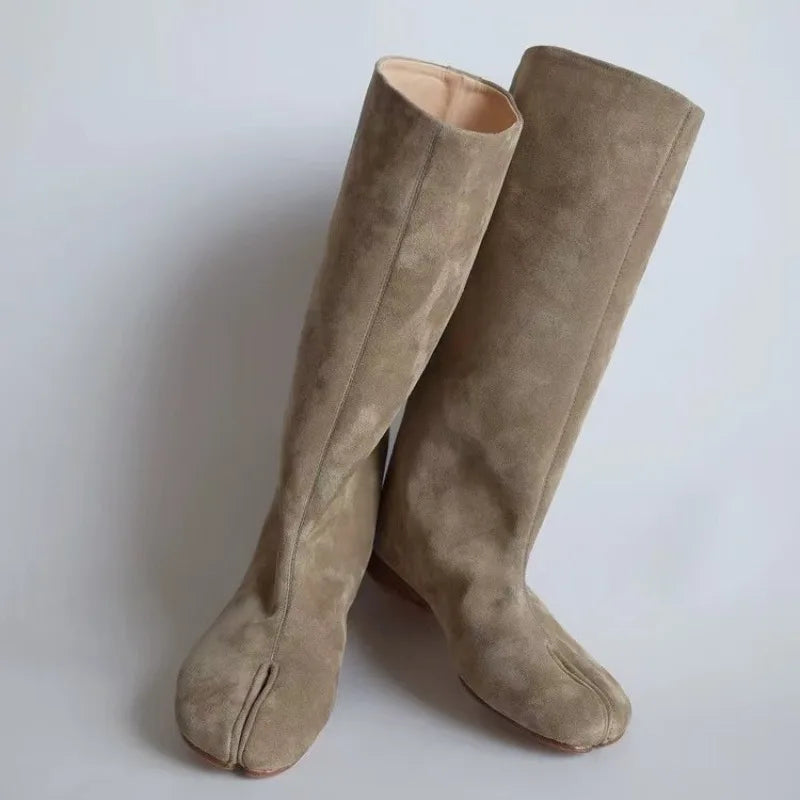 LOR MALE 2026 autumn and winter new style split toe thick heel short boots flat heel horseshoe boots fashionable pig hoof boots