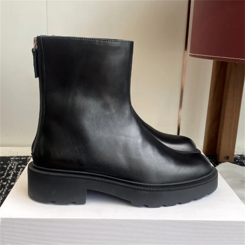 LOR MALE New and nude boots Almond-shaped toe Made of calf leather Features a rubber block heel and lug non-slip sole Tonal zippered leat