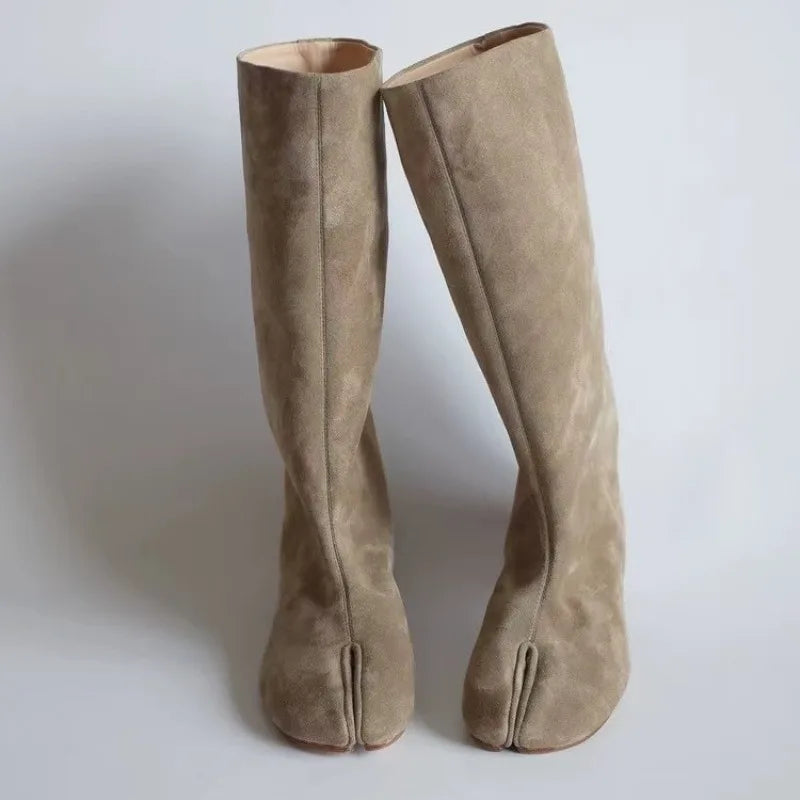 LOR MALE 2026 autumn and winter new style split toe thick heel short boots flat heel horseshoe boots fashionable pig hoof boots