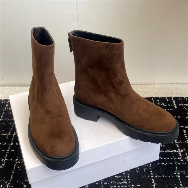 LOR MALE New and nude boots Almond-shaped toe Made of calf leather Features a rubber block heel and lug non-slip sole Tonal zippered leat